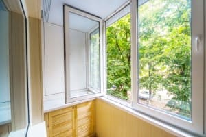 Hochwertiges Fenster leicht geöffnet
Hochwertiges Fenster leicht geöffnet
