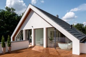 Einfamilienhaus mit Terrasse und bodentiefen Fenstern