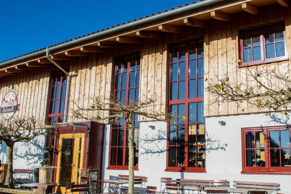 Rote Fenster in dunkler Hausfassade eingebaut