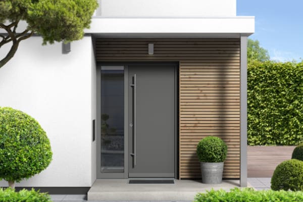 Eine der vielen Optiken für Nebeneingangstüren aus Aluminium