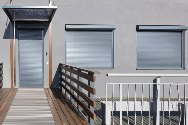 Sichere Rollladen geschlossen vor Fenster und Türen als Einbruchschutz Sichere Rollladen geschlossen vor Fenster und Türen als Einbruchschutz