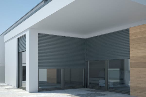 Dunkelgrauer Aufsatzrollladen von FeBa vor Terrassentüren halb herabgelassen
 Dunkelgrauer Aufsatzrollladen von FeBa vor Terrassentüren halb herabgelassen