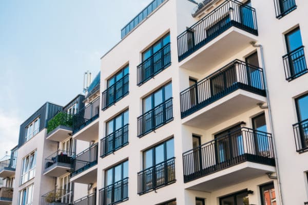 Häuserfassade mit Schallschutzfenstern Klasse IV