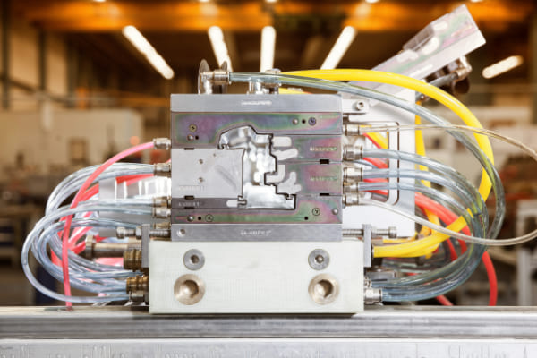 Extruder des Profilherstellers, welche die Kunststoffprofile braun herstellt.