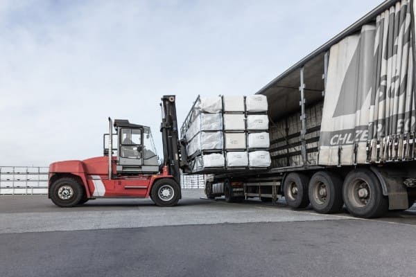 LKW wird mit Fensterprofilen für Fensterhersteller beladen LKW wird mit Fensterprofilen für Fensterhersteller beladen