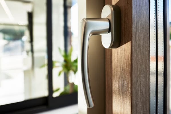 Ein silberner Griff passt besser zum braunen Fenster als ein weißer Standardgriff.