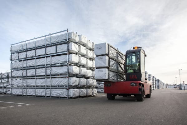 Kömmerling Gabelstapler lädt Profile in LKW ein.