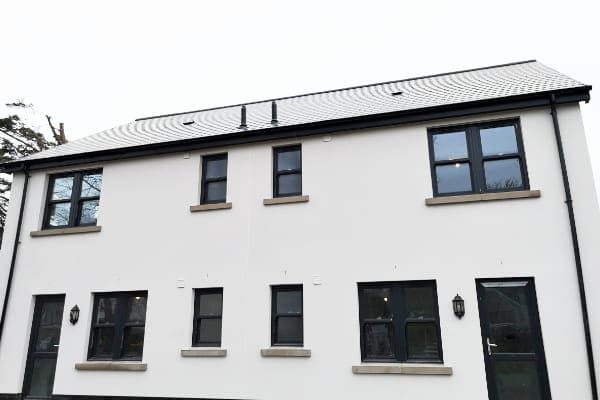 Mehrfamilien-Wohnhaus mit Fenstern in anthrazit