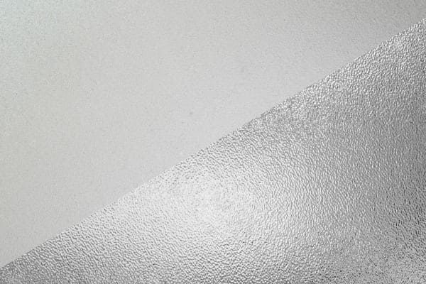 Zwei verschiedene Ornamentglasvarianten