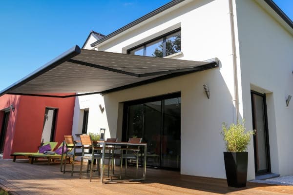 Terrassenfenster geöffnet zur Terrasse hin. Terrassenfenster geöffnet zur Terrasse hin.