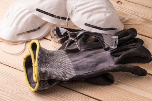 Sicherheitskleidung für den Fensterausbau liegt vorbereitet bereit