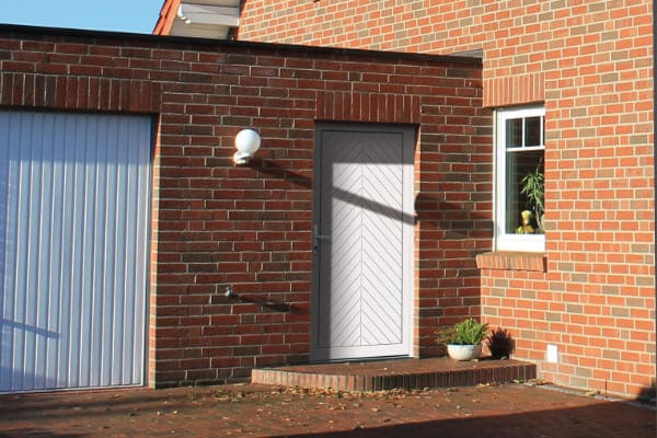 Weiße Alu Nebentür in der Variante Fischgrätenoptik