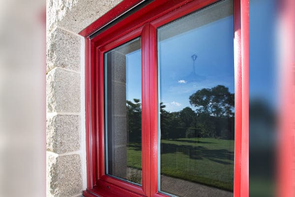 Fenster mit Kunststofffrahmen in Rot