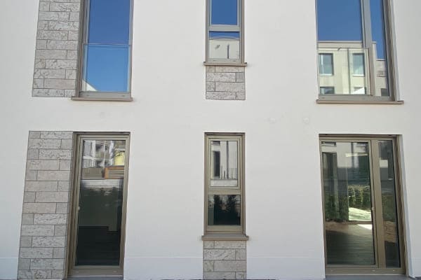 Eine Fassade mit Kunststofffenstern in Bronze