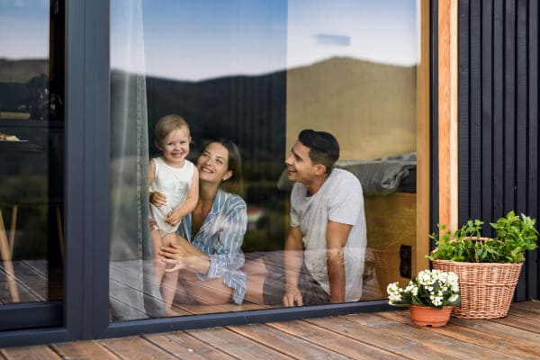 Familie profitiert von den Vorteilen von Glasfenstern