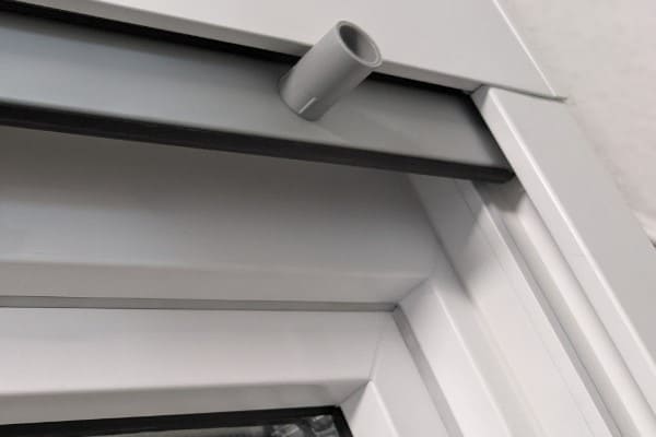 Seitlicher Blick in einen Rollladenkasten und Führungsschiene von außen