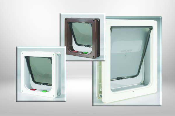 Verschiedene Arten von Hundeklappen und Katzenklappen werden gezeigt Verschiedene Arten von Hundeklappen und Katzenklappen werden gezeigt