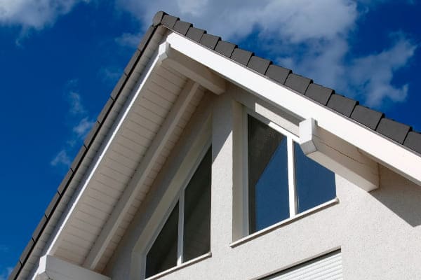 Funktionale Dreiecksfenster in Giebel