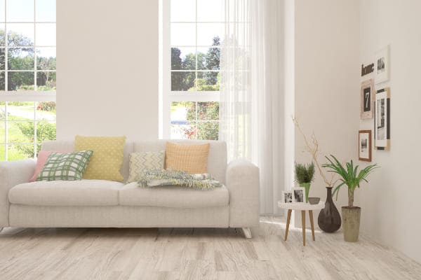 Schwarze Fenster außen mit weißen Innenseiten.