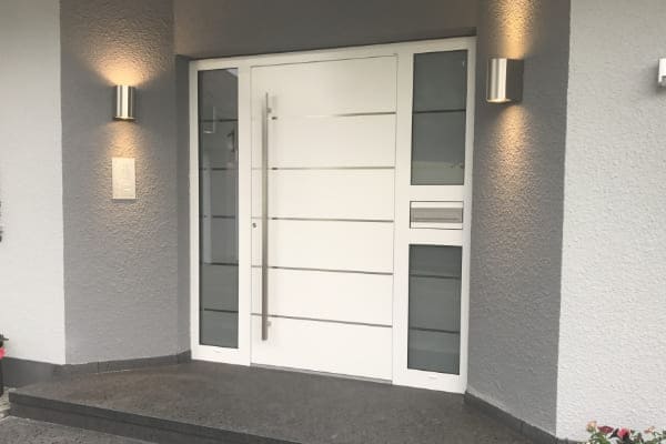 Weiße Aluminiumhaustür