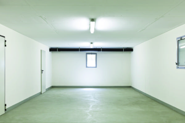 Das Innere einer leeren Garage mit Kunststofffenstern welche sich so auch bei Fensterhandel konfigurieren lassen. Das Innere einer leeren Garage mit Kunststofffenstern welche sich so auch bei Fensterhandel konfigurieren lassen.