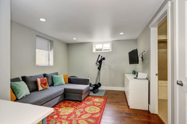 Fenster für bewohnbare Kellerräume.