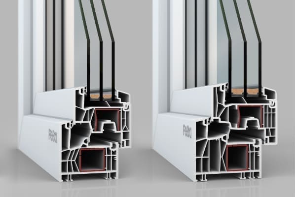 Zwei Kunststoffprofile aus denen zum Beispiel Balkontüren aus Kunststoff erstellt werden können.