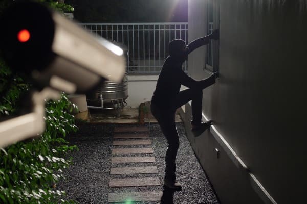 Man bricht durch Fenster ein und wird gefilmt Man bricht durch Fenster ein und wird gefilmt