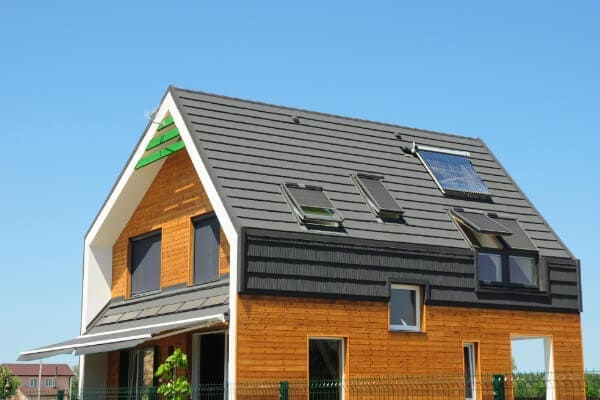 Passivhaus und Niedrigenergiehaus welches den U-Wert an die vorhandenen Anforderungen angepasst hat. Passivhaus und Niedrigenergiehaus welches den U-Wert an die vorhandenen Anforderungen angepasst hat.