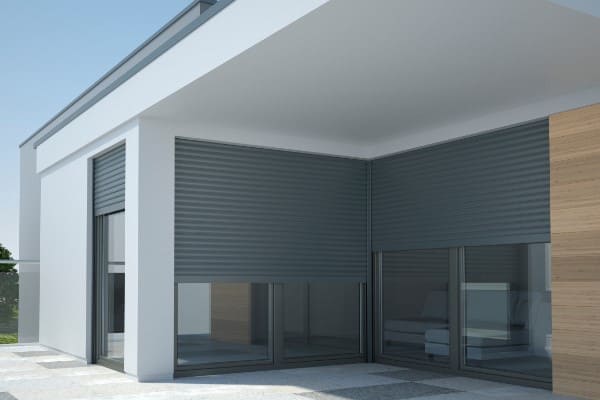 Außenrollläden an Wohnzimmerfenstern sind halb geschlossen