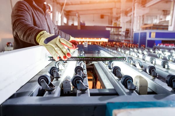 Scheibe für eine teilverglaste Nebeneingangstür aus Aluminium wird gefertigt