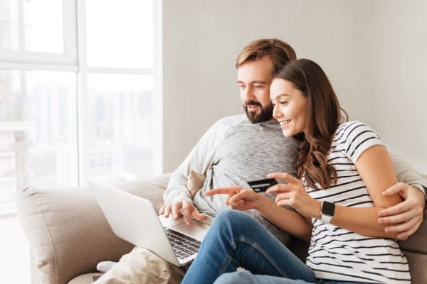 Paar kauft online eine Insektenschutzlösung