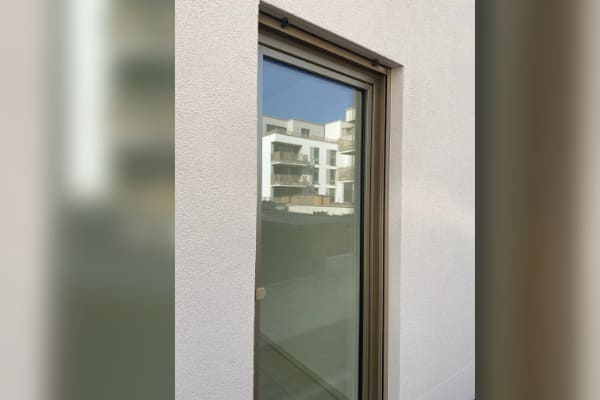 Die Nachteile eines Kunststofffensters in Bronze wird erläutert