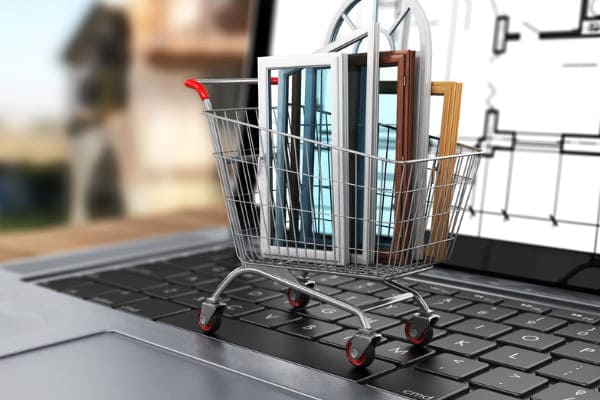 Einkaufswagen voller Fenster rollt über Laptop Einkaufswagen voller Fenster rollt über Laptop