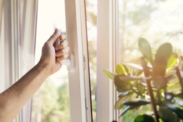 Fenster wir zum Lüften geöffnet