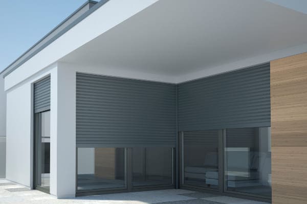 Großes Fenster mit halb heruntergelassenen Rollläden Großes Fenster mit halb heruntergelassenen Rollläden