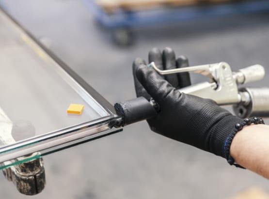 Fertigung in der die Herstellung von Schallschutzglas abläuft.