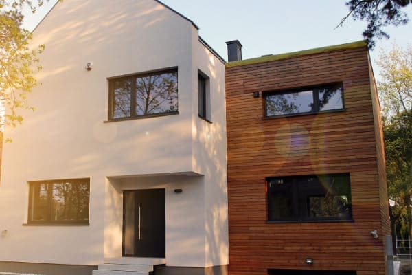 Modernes Haus mit Aluminiumfenstern auf Passivhausniveau.