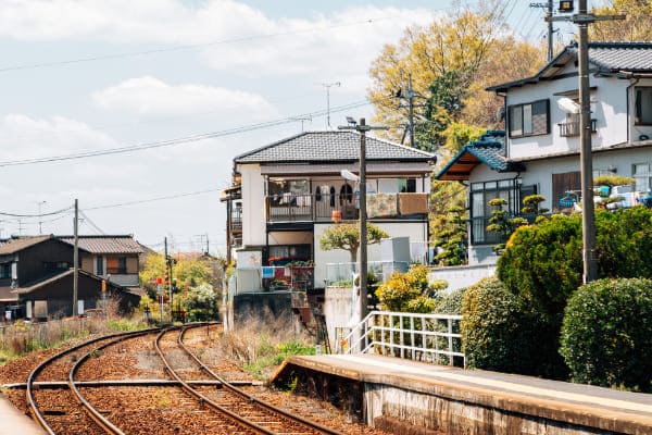 Häuser an Bahnstrecke haben Glasfenster mit Schallschutzglas eingebaut