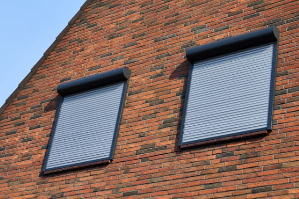 Vorbaurollladen außen an Klinkerfassade im 1. OG
 Vorbaurollladen außen an Klinkerfassade im 1. OG