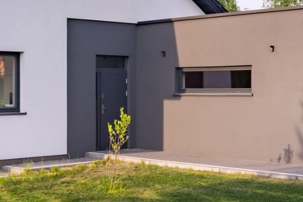 Eine Alu Nebentür für das Haus, die nach diversen Faktoren ausgewählt wurde.