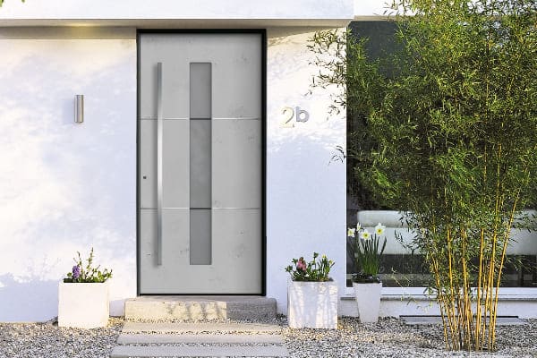 Schicker Griff an grauer Alu Haustür