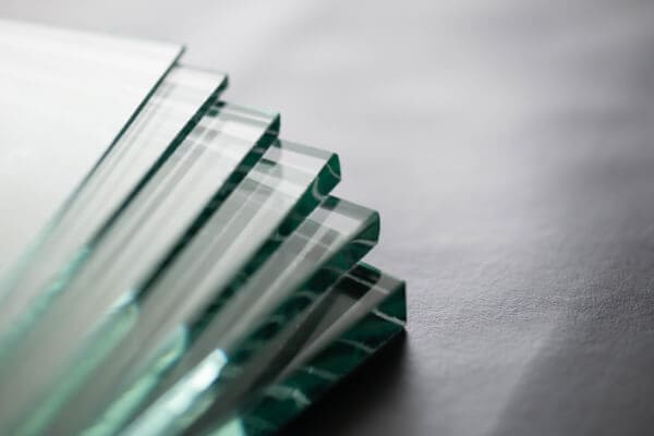 Verschiedene Glasdicken zeigen den Aufbau von Schallschutzglas. Verschiedene Glasdicken zeigen den Aufbau von Schallschutzglas.