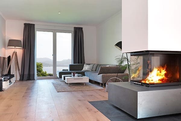 Wohnzimmer mit Kamin in der mitte.