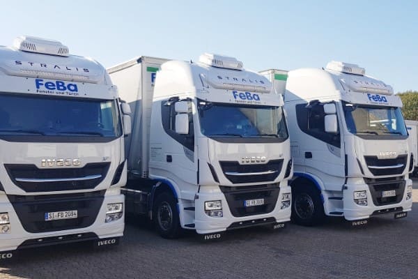 FeBa LKWs stehen in Reihe und liefern in Kürze bodentiefe Fenster aus