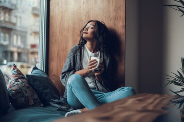 Junge Frau profitiert von thermischer Behaglichkeit