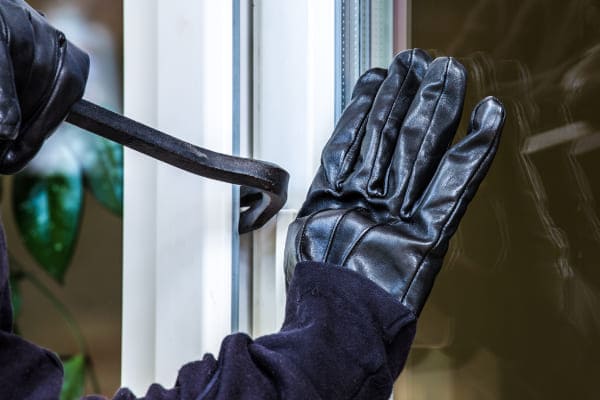 Einbrecher bricht durch Fenster ein, weil kein schützender Rollladen da ist Einbrecher bricht durch Fenster ein, weil kein schützender Rollladen da ist