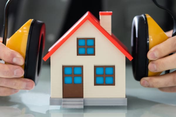 Nebentüren mit schallisolierender Funktion für Ruhe im ganzen Haus. Nebentüren mit schallisolierender Funktion für Ruhe im ganzen Haus.