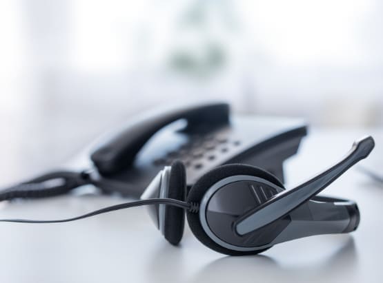 Service Telefon und Headset liegen bereit für Fragen zum Thema Fenster.