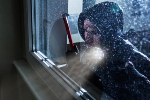 Glasfenster mit Sicherheitsscheibe halten Einbrecher davon ab in das Haus einzudringen